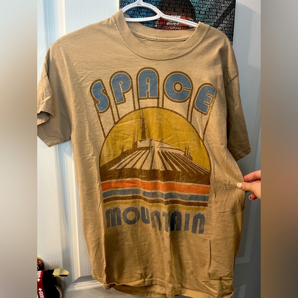 Disney’s Space Mountain Tee 🎉TSHIRT BUNDLE 2 FOR $7 or 3 FOR $8🎉